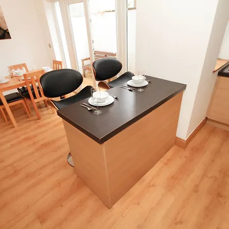 Macken Street Sleeps 10 Apartment